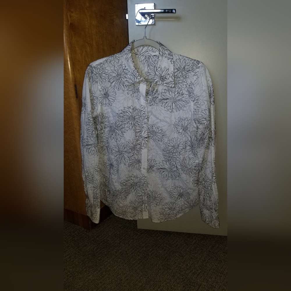 Button front long sleeve collared dress shirt size large
